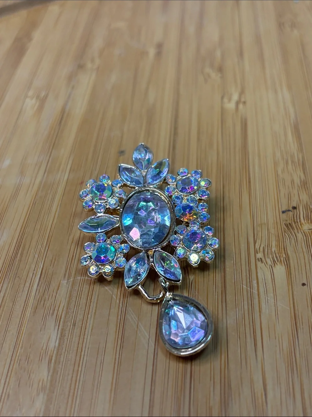 139 Vintage Aurora Borealis Stone Brooch